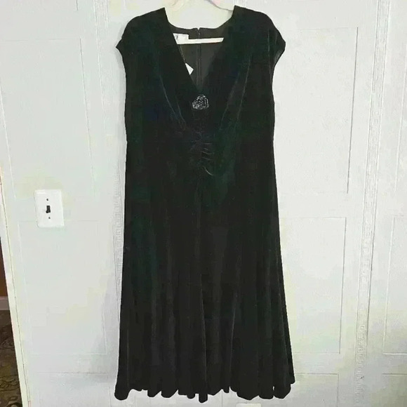 Talbots Plus Black Velvet Sleeveless V-neck Mermaid Midi Dress Sz 12 NWT - Picture 1 of 12